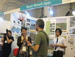 ラムネットJの展示ブースで説明する山口さん（左）と富田さん（右）