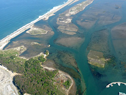 松川浦の鵜の尾干潟周辺を上空から撮影。大洲海岸の決壊箇所は修復されており、干潟も震災前に近い形で出現するようになった（2013年5月31日）。