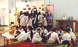 展示会場を訪れたウルグアイの小学生たち